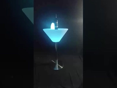 Meubles de bar à LED lumineux éclairent table et chaises de cocktail