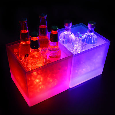 Un seau de glace à LED carré moderne, double couche éclairant un seau de champagne transparent.