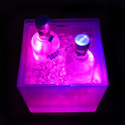 Un seau de glace à LED carré moderne, double couche éclairant un seau de champagne transparent.