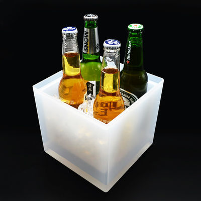 Un seau de glace à LED carré moderne, double couche éclairant un seau de champagne transparent.