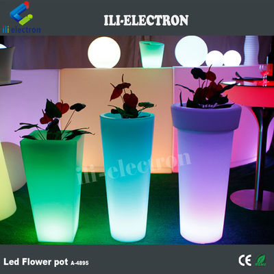 Il y a un pot de fleurs artificiel avec 16 couleurs qui changent avec la télécommande.