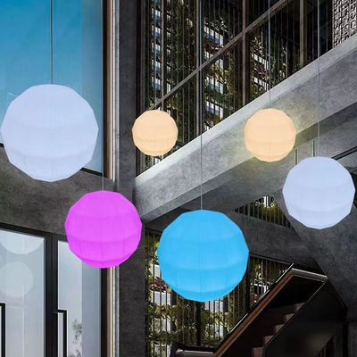 Pour l'extérieur, le PE plastique à bille lumineuse, rechargeable, polyédrique, forme sphérique lumineuse