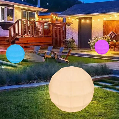 Pour l'extérieur, le PE plastique à bille lumineuse, rechargeable, polyédrique, forme sphérique lumineuse
