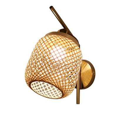 Des lampes à paroi en rotin faites à la main.