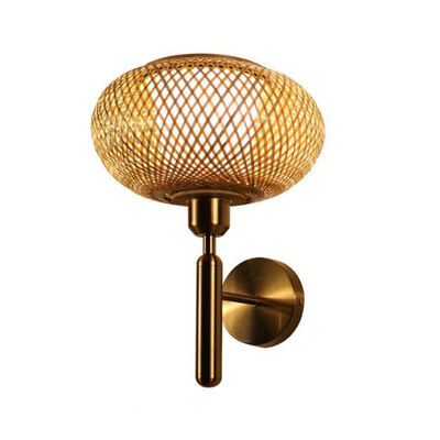 Des lampes à paroi en rotin faites à la main.