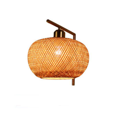 Des lampes à paroi en rotin faites à la main.