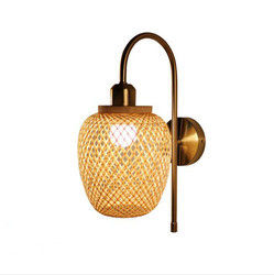 Des lampes à paroi en rotin faites à la main.