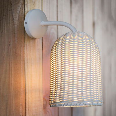 Les lampes de mur en rotin tricotées à la main sont étanches à l'eau, de forme ronde, pour l'extérieur.