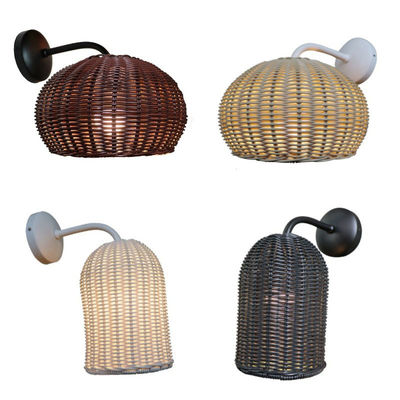 Les lampes de mur en rotin tricotées à la main sont étanches à l'eau, de forme ronde, pour l'extérieur.