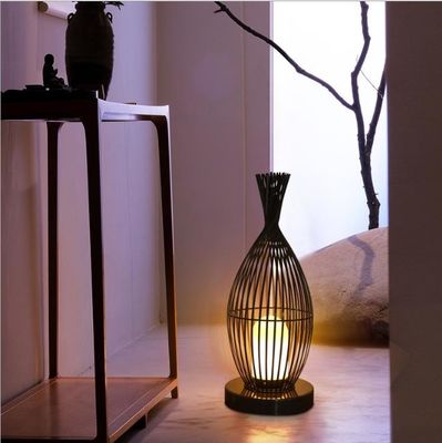 Lampe de sol en rotin résistant à l'eau pour balcon extérieur de villa