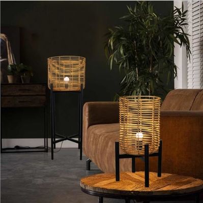 Lampes de sol en rotin à 4 pattes pour l'atmosphère du salon