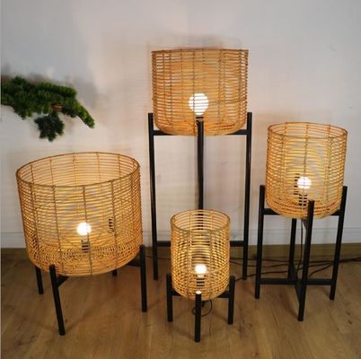 Lampes de sol en rotin à 4 pattes pour l'atmosphère du salon