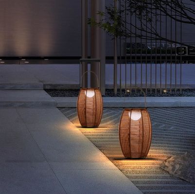 Lampe de sol à l'ombre en rotin extérieur alimentée par l'énergie solaire IP65 étanche