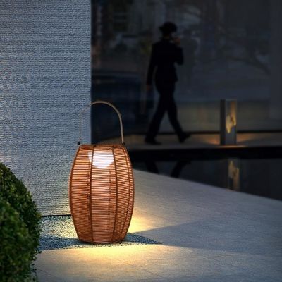 Lampe de sol à l'ombre en rotin extérieur alimentée par l'énergie solaire IP65 étanche