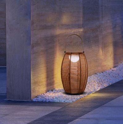 Lampe de sol à l'ombre en rotin extérieur alimentée par l'énergie solaire IP65 étanche
