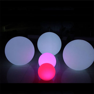 boules lumineuses à LED colorées suspendues à l'extérieur
