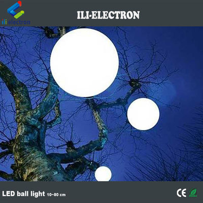 Des boules lumineuses en PE en plastique colorées suspendues à l'extérieur