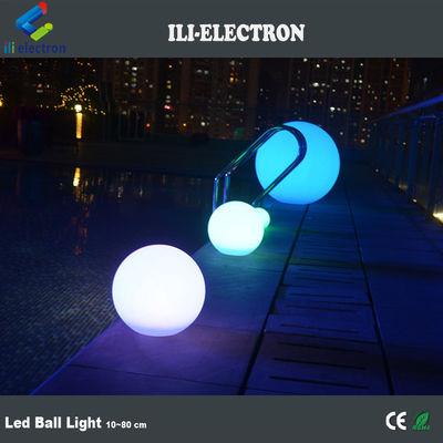 boule d'éclairage en plastique à LED du côté de la piscine