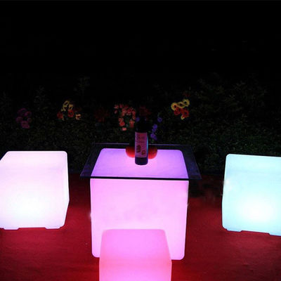 Cube d'éclairage éclairé pour la fête de jardin en plein air