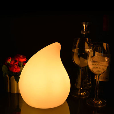 Une lampe de table en plastique en forme de pêche