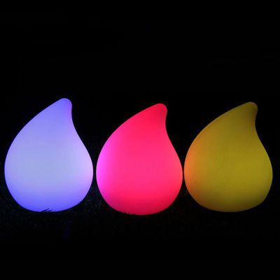 Une lampe de table en plastique en forme de pêche
