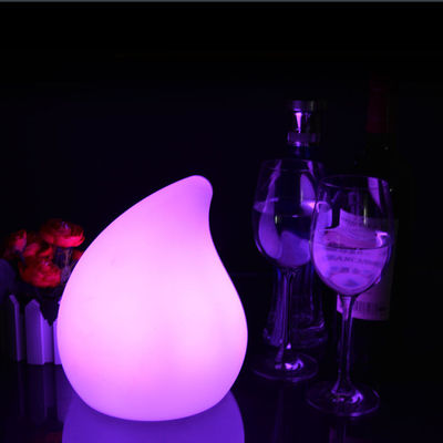 Une lampe de table en plastique en forme de pêche