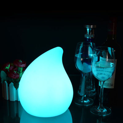 Une lampe de table en plastique en forme de pêche