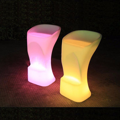 Des chaises de bar à lumière LED de design moderne coloré RGB