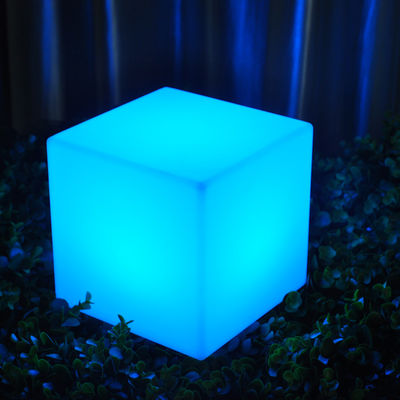 chaise cube en plastique lumineux à LED pour la location d'événements
