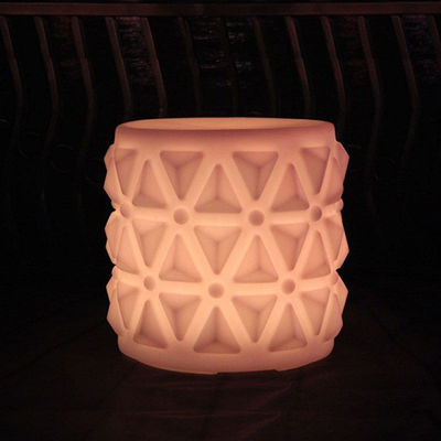 Des meubles lumineux en plastique, des chaises pour jardin d' enfants.