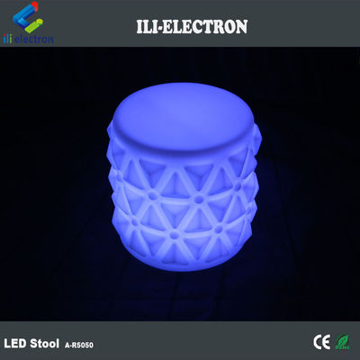 Des meubles lumineux en plastique, des chaises pour jardin d' enfants.