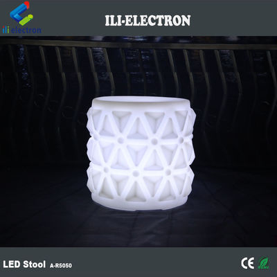 Des meubles lumineux en plastique, des chaises pour jardin d' enfants.