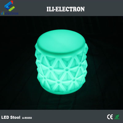 Des meubles lumineux en plastique, des chaises pour jardin d' enfants.
