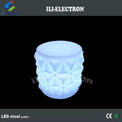 Des meubles lumineux en plastique, des chaises pour jardin d' enfants.