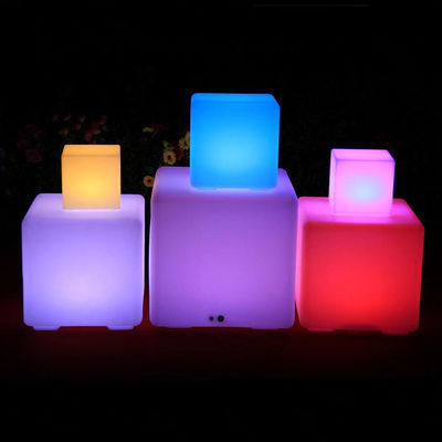 La fête du club utilise une lampe à LED en plastique.