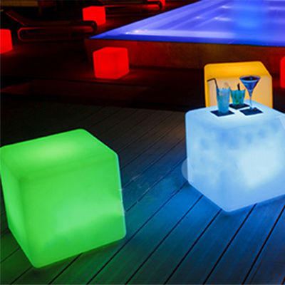 Cube LED en plastique PE éclairé en 3D