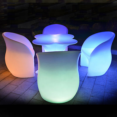 Une chaise de bar en plastique de mariage bon marché