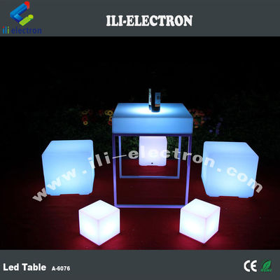Moderne de couleur RGB design éclairé table LED pour le club de nuit