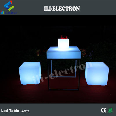 Moderne de couleur RGB design éclairé table LED pour le club de nuit