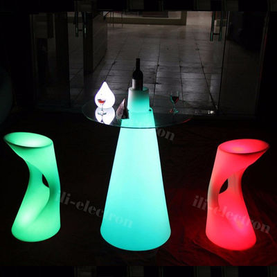 Des tables de bar lumineuses, une table à cocktails.