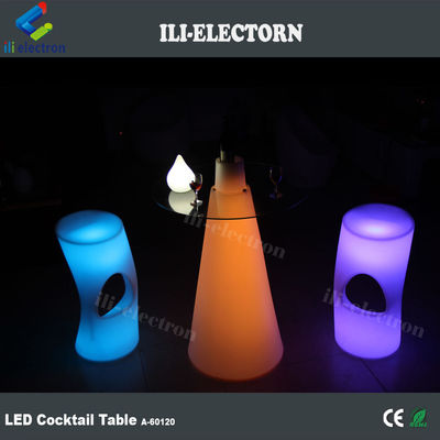 Des tables de bar lumineuses, une table à cocktails.