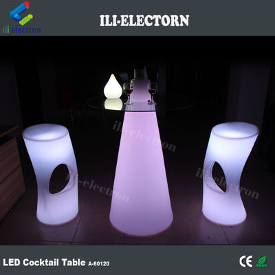 Des tables de bar lumineuses, une table à cocktails.