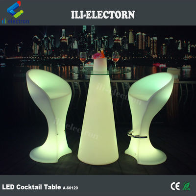 Des tables de bar lumineuses, une table à cocktails.
