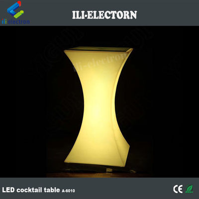 Moderne de conception carré ensemble de bar cocktail haut blanc PE en plastique led table de bar lumineux