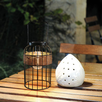 Petites lampes solaires portatives en rotin tissé pour les balcons