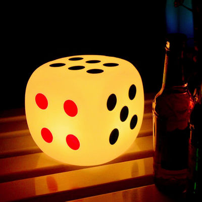 Décoration de fête dés éclairés /Dés lumineux /chaise en plastique à dés