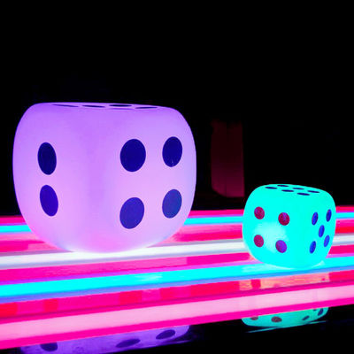 Décoration de fête dés éclairés /Dés lumineux /chaise en plastique à dés