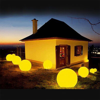 Des boules lumineuses en plastique à LED de 10 cm à 80 cm résistantes à l'eau pour les vacances