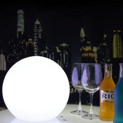 Des lampes à billes flottantes en PE en plastique, à télécommande, lampe à billes LED pour la décoration