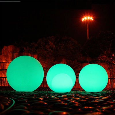 Des boules lumineuses en plastique à LED de 10 cm à 80 cm résistantes à l'eau pour les vacances